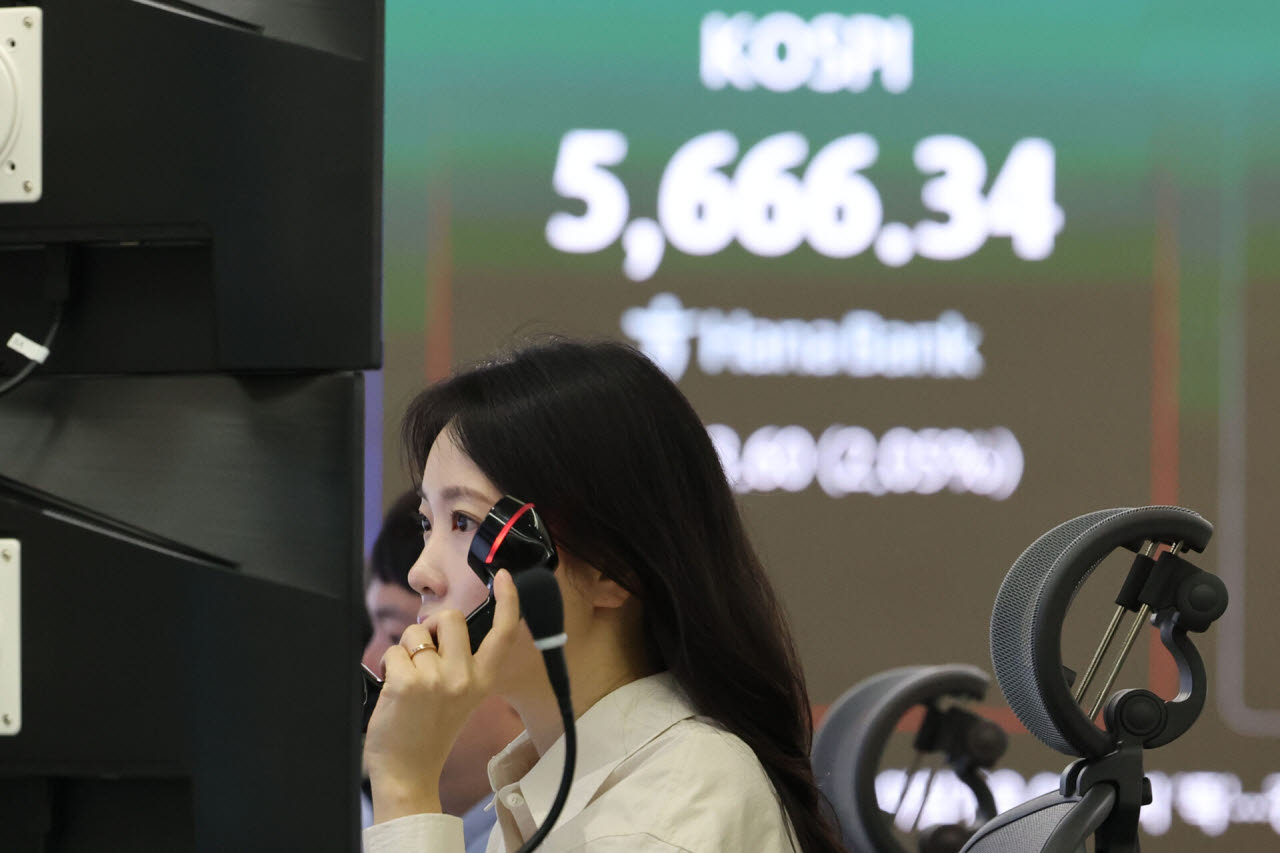 21일 서울 중구 하나은행 딜링룸에서 딜러들이 업무를 보고 있다. 코스피가 전 거래일 대비 113.60포인트(2.05%) 오른 5666.34에 개장했다. 원달러 환율은 1324.7원으로, 코스닥 지수는 11.43포인트(1.46%) 오른 793.40에 시작했다. (사진=뉴시스)