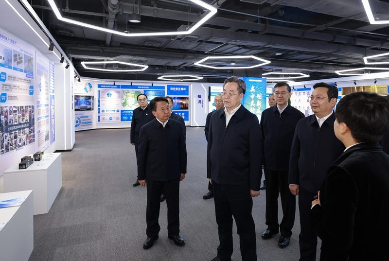 딩쉐샹(가운데) 중국 국무원 부총리가 지난 20일 중국 북부 허베이성 슝안신구 중국국가데이터그룹 출범식에 참석해 내부를 둘러보고 있다. (사진=중국 국무원)