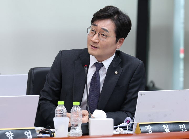 장철민 더불어민주당 의원이 19일 대구 동구 한국가스공사에서 열린 국회 산업통상자원중소벤처기업위원회의 한국가스공사, 한국석유공사, 강원랜드, 대한석탄공사, 한국가스기술공사, 한국가스안전공사, 한국석유관리원, 한국광해광업공단에 대한 국정감사에서 질의하고 있다.(사진=연합뉴스)