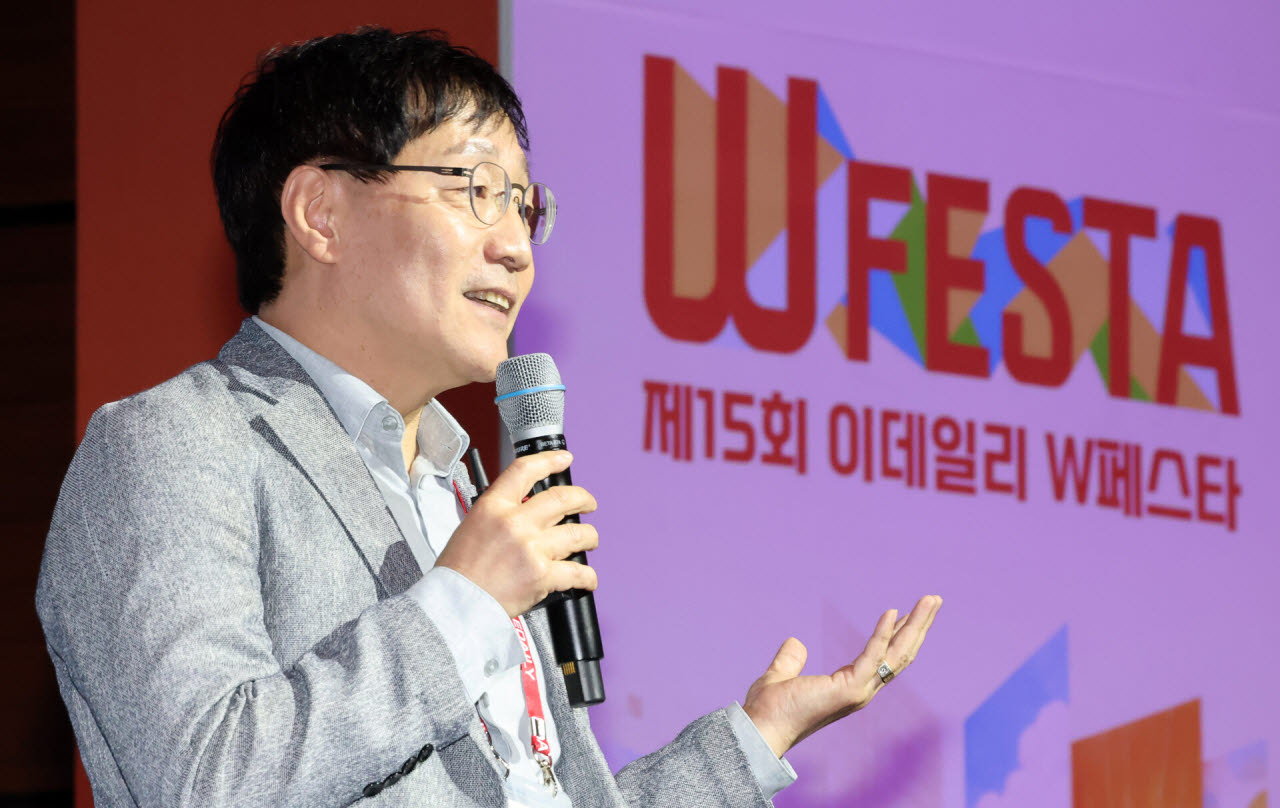 [이데일리 방인권 기자] 김범준 성균관대학교 물리학과 교수가 21일 서울 영등포구 콘래드 서울에서 열린 '제15회 이데일리 W페스타'에서 'AI가 모르는 우리의 이야기'란 주제로 강연을 하고 있다.올해로 15회를 맞은 이데일리 W페스타는 ‘우리를 잇는 당신의 이야기’란 주제로 한 사람의 진솔한 경험이 다른 사람에게 닿아 공감을 만들고, 그 공감이 사람과 사람을 이어 세상을 조금 더 따뜻하게 만들 수 있다는 의미로 진행된다.