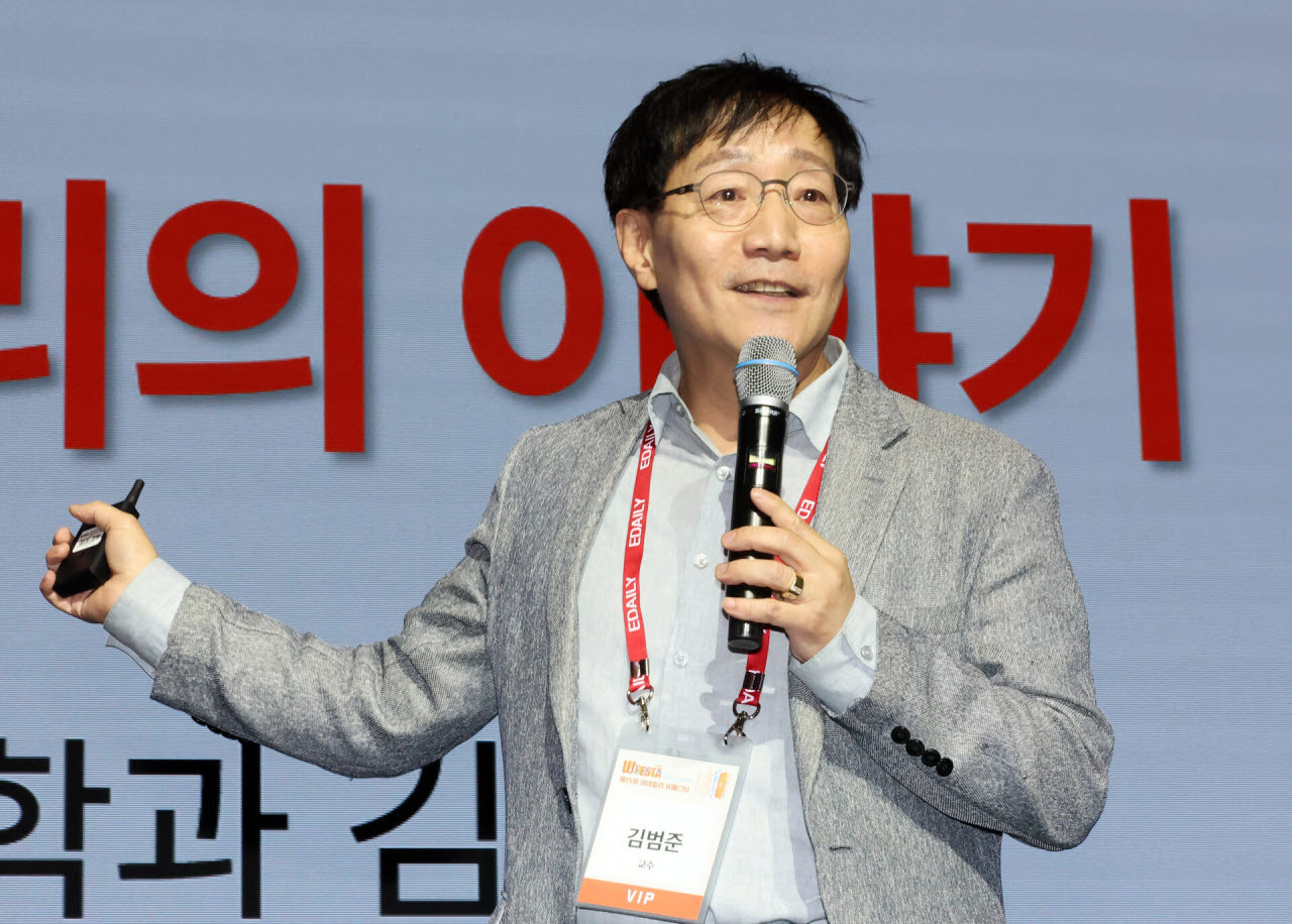 [이데일리 방인권 기자] 김범준 성균관대학교 물리학과 교수가 21일 서울 영등포구 콘래드 서울에서 열린 '제15회 이데일리 W페스타'에서 'AI가 모르는 우리의 이야기'란 주제로 강연을 하고 있다.올해로 15회를 맞은 이데일리 W페스타는 ‘우리를 잇는 당신의 이야기’란 주제로 한 사람의 진솔한 경험이 다른 사람에게 닿아 공감을 만들고, 그 공감이 사람과 사람을 이어 세상을 조금 더 따뜻하게 만들 수 있다는 의미로 진행된다.