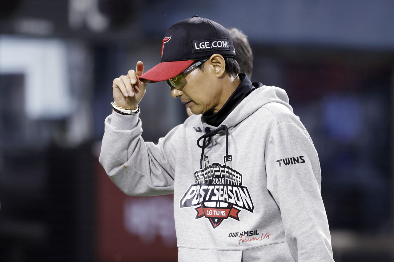 20일 잠실야구장에서 열린 2026 KBO 포스트시즌 준플레이오프 LG 트윈스와 KIA 타이거즈의 3차전 경기. 3연패로 탈락한 염경엽 감독이 무거운 표정으로 팬들에게 인사를 하고 있다. 사진=뉴시스