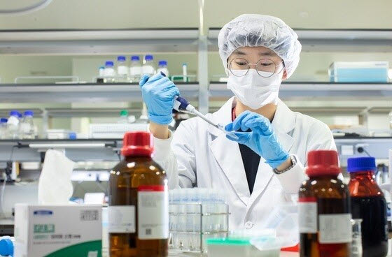 SK바이오사이언스 연구원이 백신 개발을 위해 시험을 진행하고 있다. 사진은 내용과 무관. (SK바이오사이언스 제공)