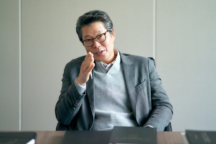 유재명(사진=바이포엠스튜디오)
