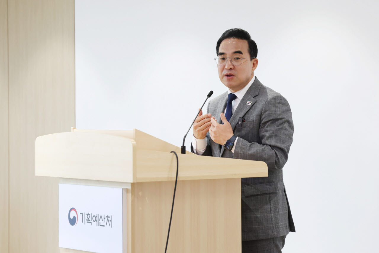 박홍근 기획예산처 장관이 21일 정부세종청사 5동 기획예산처 기자실을 방문해 기자들과 질의응답을 하고 있다.(사진=기획예산처)