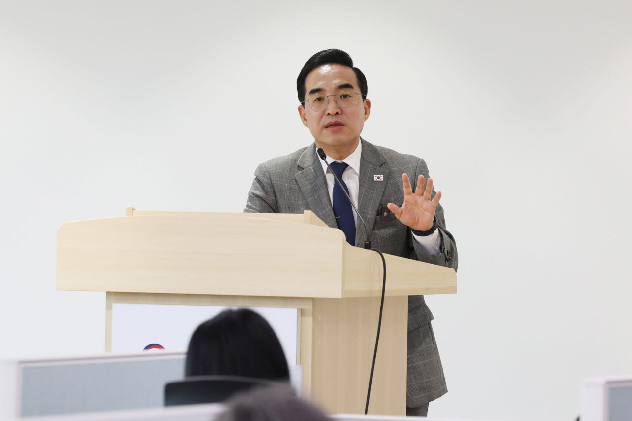 박홍근 기획예산처 장관이 21일 오후 정부세종청사 5동 기획예산처 기자실을 방문해 기자들과 질의응답을 하고 있다.(사진=기획예산처)