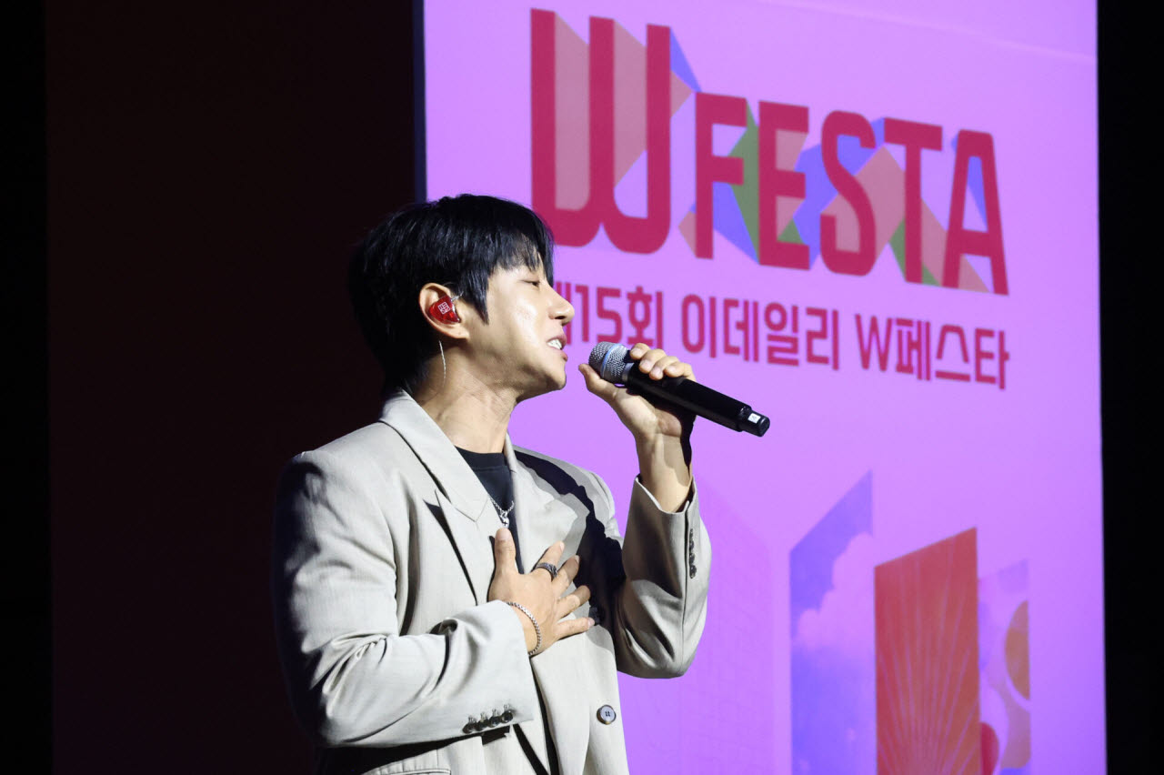[이데일리 이영훈 기자] 가수 황치열이 21일 서울 영등포구 콘래드 서울에서 열린 '제15회 이데일리 W페스타'에서 공연을 하고 있다.‘제15회 이데일리 W페스타’는 '우리를 잇는 당신의 이야기’란 주제로 한 사람의 진솔한 경험이 다른 사람에게 닿아 공감을 만들고, 그 공감이 사람과 사람을 이어 세상을 조금 더 따뜻하게 만들 수 있다는 의미로 진행된다.