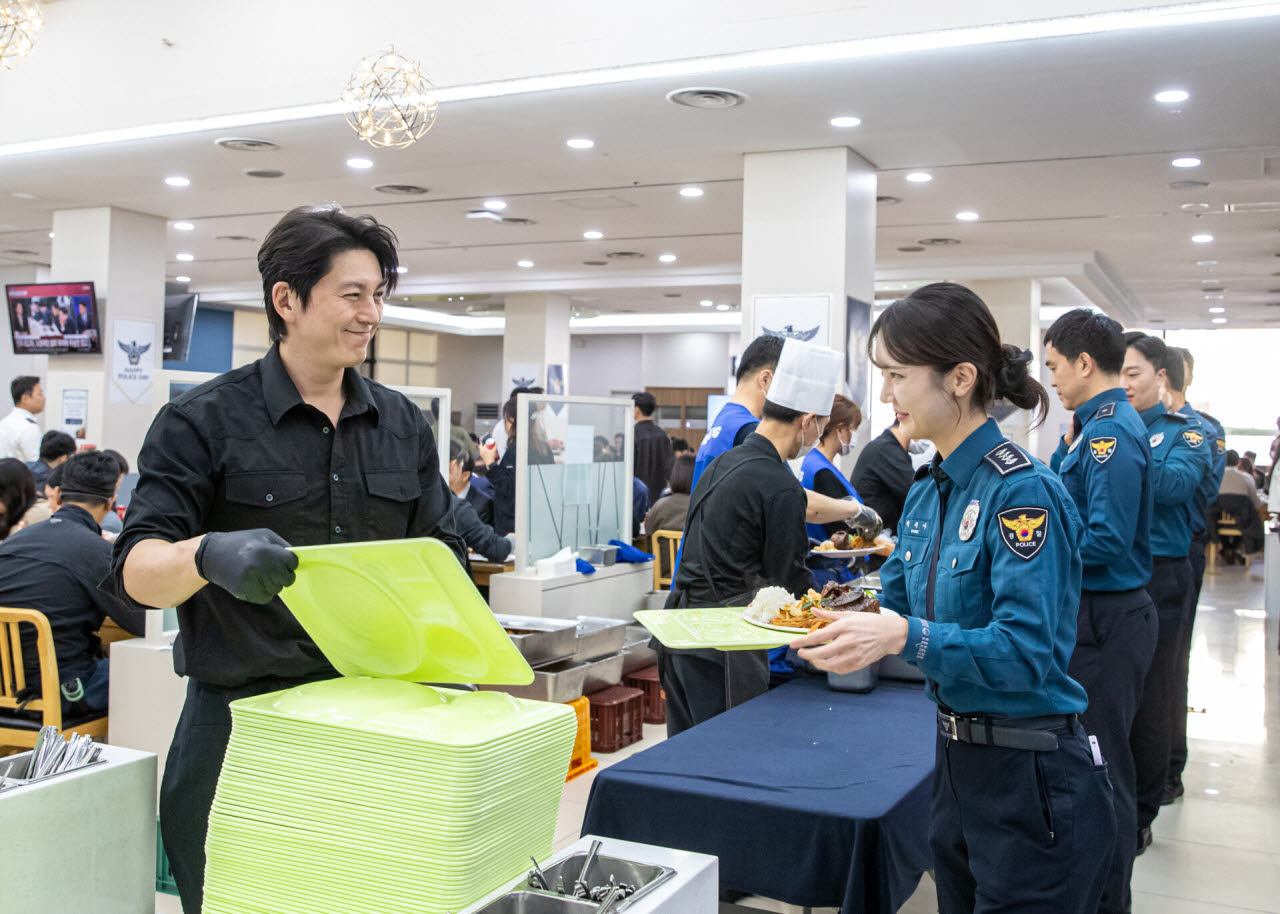 배우 류수영이 21일 경찰의 날을 맞아 서울경찰청에서 특식을 준비해 직원들에게 배식하고 있다. (사진= 서울경찰청)