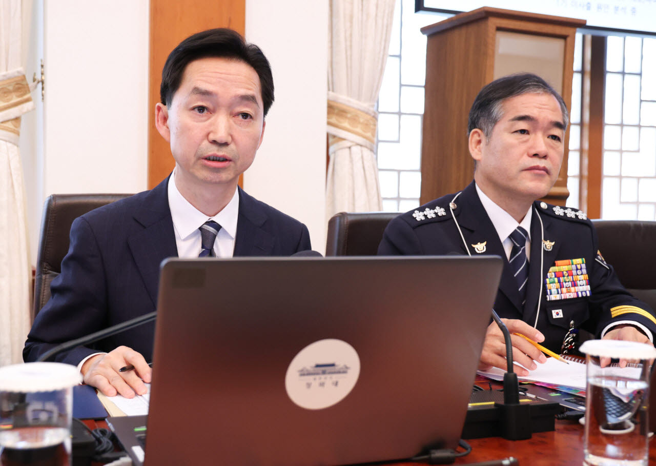 김지용(왼쪽) 중대범죄수사청장이 20일 청와대에서 열린 국무회의에서 인사말을 하고 있다. 오른쪽은 김종철 경찰청장 직무대행. (사진=청와대통신사진기자단, 뉴스1)