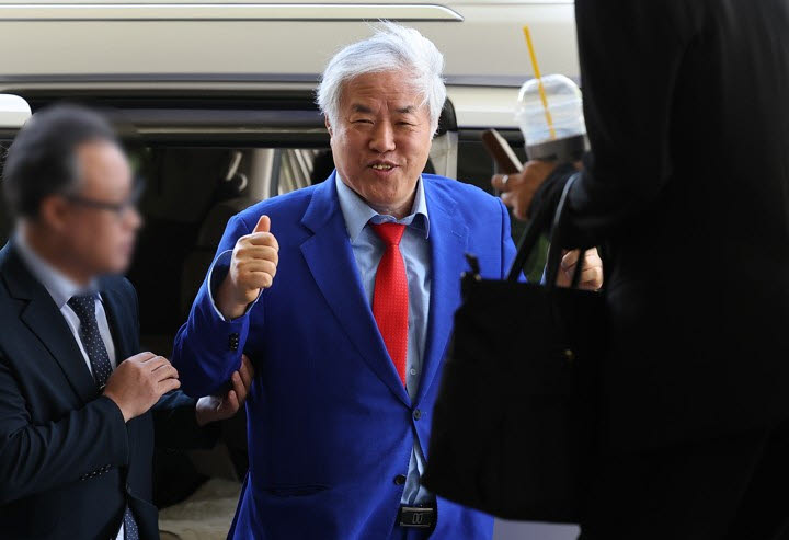 서울서부지법 난동 사태와 관련해 특수공무집행방해 교사 등 혐의를 받는 전광훈 사랑제일교회 목사가 21일 재판 출석을 위해 서울 마포구 서울서부지방법원에 들어서고 있다.(사진= 연합뉴스)
