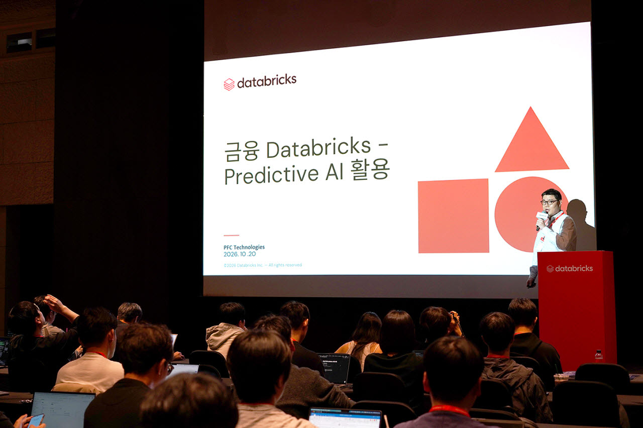 이수환 PFCT 대표가 20일 서울 양재 엘타워에서 열린 'Data+AI Learning Festival Korea 2026’ 행사에서 금융 분야 예측형 AI 활용 전략을 발표하고 있다.(사진=PFCT)