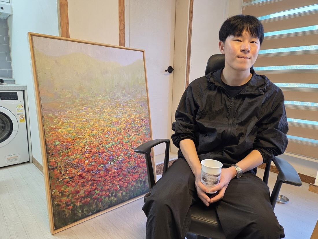 20일 경기 양평의 집이자 작업실에서 최종원 작가가 자신의 작품 ‘들꽃’ 옆에 앉아 있다. (사진=한전진 기자)