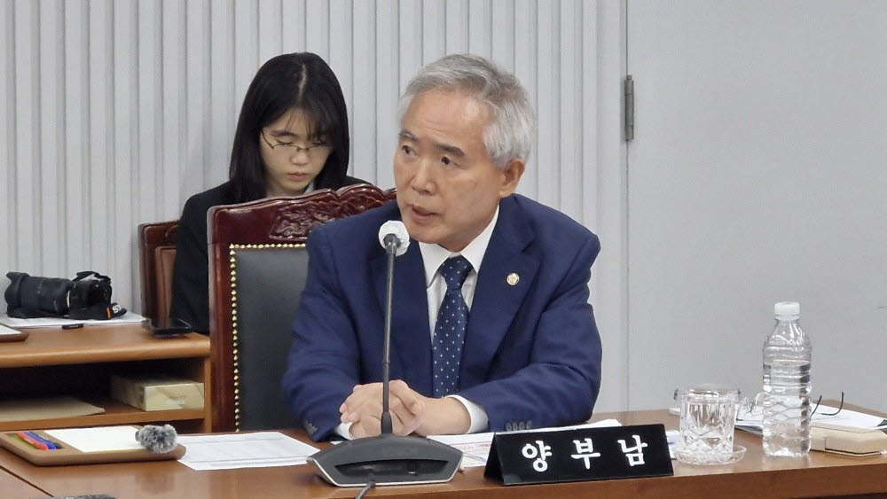 양부남 더불어민주당 의원이 21일 울산경찰청에서 최보현 울산경찰청장이 참석한 가운데 열린 행정안전위원회 국정감사에서 “수많은 피해자들의 피눈물이 있는 KOK코인 사건에 대해 적극적으로 수사해야 한다”고 강조했다. (사진=최훈길 기자)