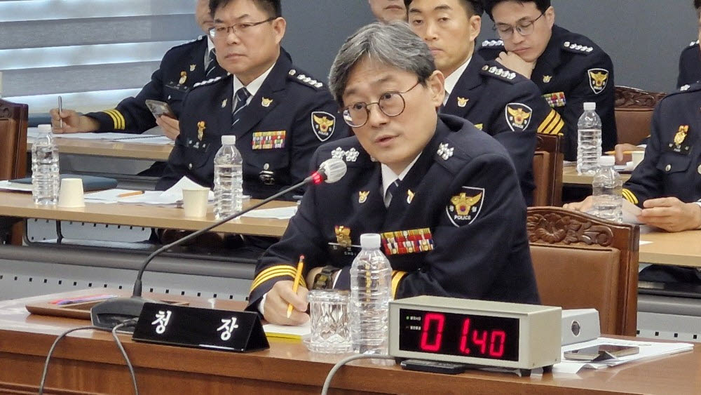 최보현 울산경찰청장은 21일 양부남 민주당 의원이 KOK코인 사건 관련해 적극적인 수사를 할 것인지 묻자 “(이데일리 관련 기사들을) 봤다”며 “그렇게 (적극 수사를) 하겠다”고 약속했다. (사진=최훈길 기자)