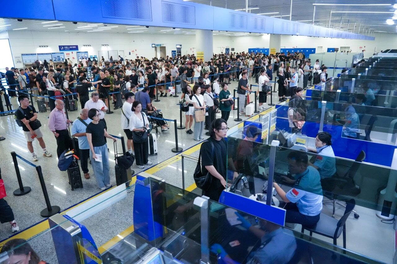 중국 남부 광둥성 광저우바위인국제공항에서 입국자들이 수속을 기다리고 있다. (사진=중국 국가이민관리국)