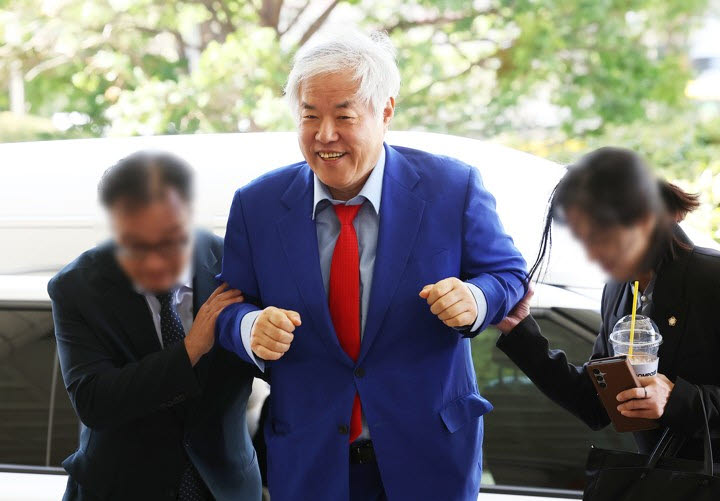 서울서부지법 난동 사태와 관련해 특수공무집행방해 교사 등 혐의를 받는 전광훈 사랑제일교회 목사가 21일 재판 출석을 위해 서울 마포구 서울서부지방법원에 들어서고 있다. (사진= 연합뉴스)