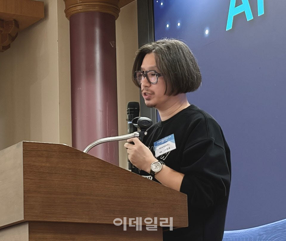 이정호 레인보우로보틱스 대표가 21일 서울 여의도 국회의원회관에서 열린 ‘인공지능(AI)·로봇 산업 생태계 전략 국회포럼’에서 발표하고 있다. (사진=신영빈 기자)