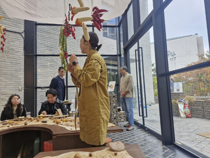 한화손해보험이 운영하는 웰니스 체험 공간 '웰니스 크루즈 한남'의 쿠킹클래스 모습.