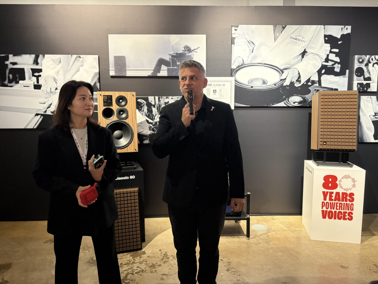 21일 데이비드 글로브키 하만 프로페셔널&럭셔리 오디오 그룹 커뮤니케이션 디렉터가 서울 강남구 프로젝트 스페이스 라인에서 열린 특별 전시에서 설명하고 있다. (사진=김소연 기자)