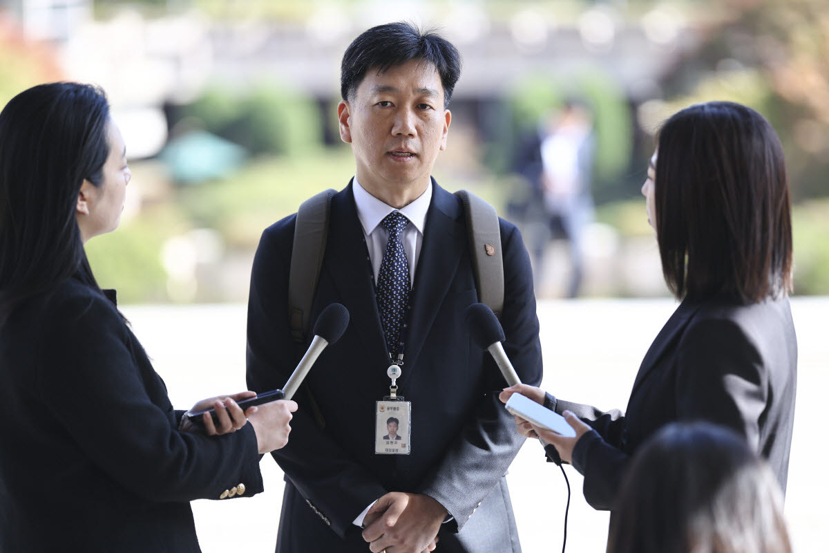 김현우 창원지방공소청 부장검사가 21일 정부과천청사 법무부에서 열린 징계위원회에 참석하며 취재진 질문에 답하고 있다. (사진=연합뉴스)