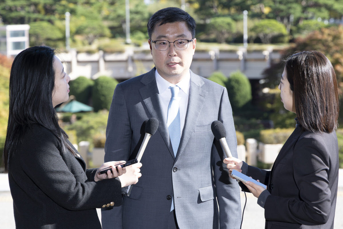 서현욱 부산광역공소청 창원지부 부장검사가 21일 정부과천청사 법무부에서 열린 징계위원회에 참석하며 취재진 질문에 답하고 있다. (사진=연합뉴스)