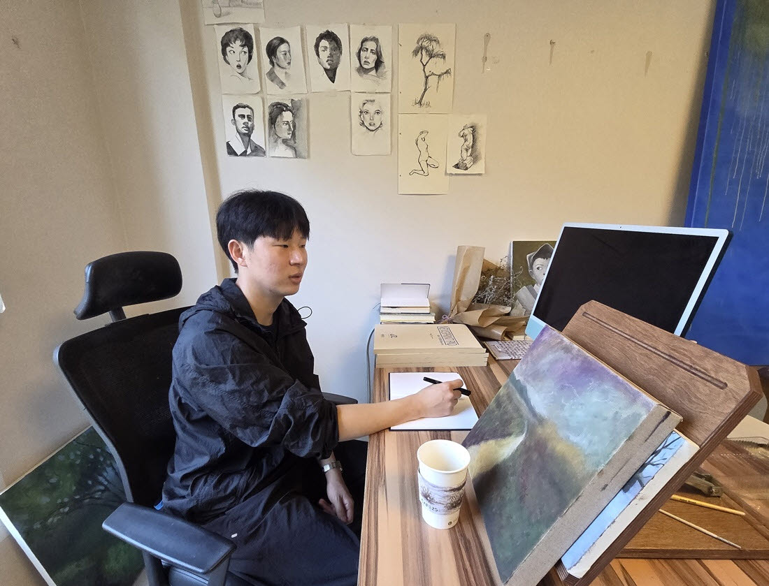 20일 경기 양평의 작업실에서 최종원 작가가 그림 작업을 하던 자리에 앉아 있다. (사진=한전진 기자)
