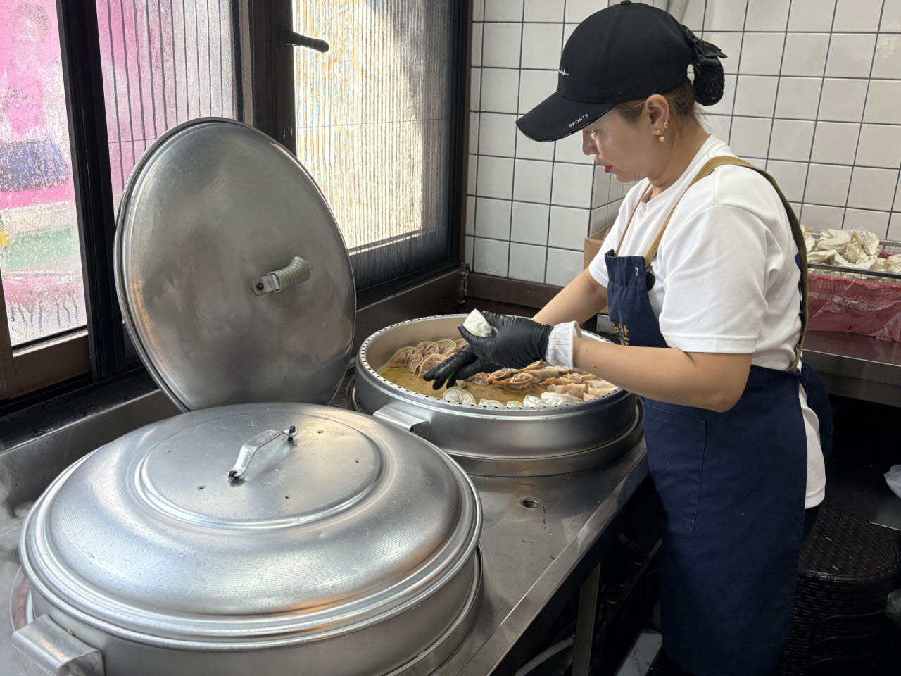 육거리소문난만두 직원이 매장에서 만두를 조리하고 있다. (사진=권아인 기자)