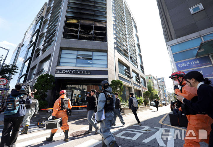 21일 서울 강남구 역삼동 신명빌딩에서 경찰 화재감식반과 소방 화재조사관들이 화재 원인 조사를 위해 현장 감식에 나서고 있다.(사진=뉴시스)