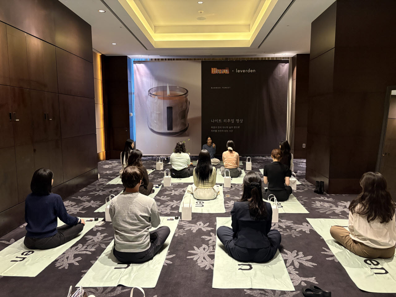 21일 서울 영등포구 여의도 콘래드서울에서 열린 제15회 '이데일리 W페스타' 행사장 내 마련된 공간에서 참여자들이 웰니스 브랜드 르버덴의 명상 클래스를 즐기고 있다. (사진=권아인 기자)