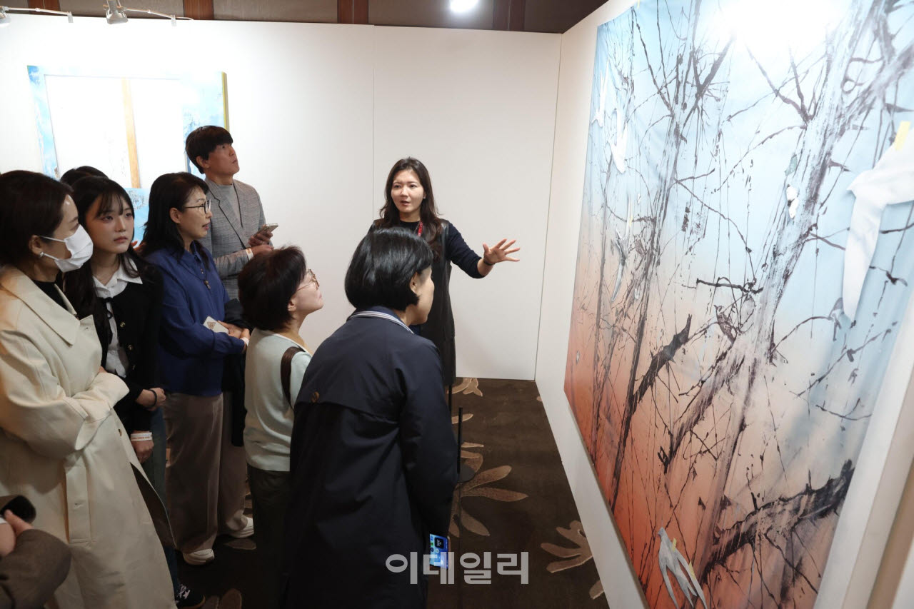 제15회 이데일리 W페스타가 21일 영등포구 여의도동 콘래드 서울 그랜드볼룸에서 열렸다. 행사장을 찾은 참석자들이 이혜미 아트사이드갤러리 대표로부터 작품 설명을 듣고 있다. (사진=노진환 기자)