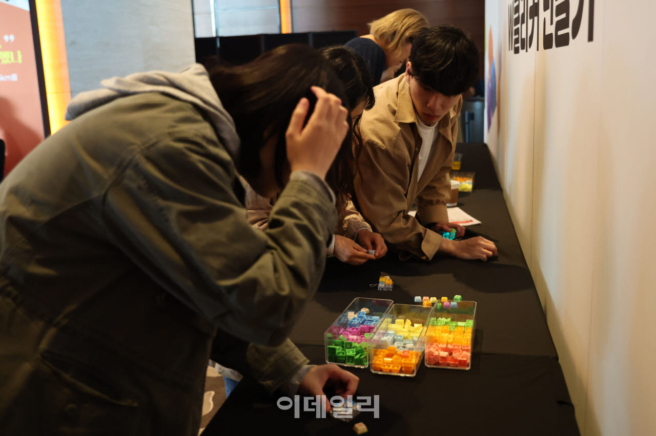 21일 서울 영등포구 콘래드 서울에서 열린 '제15회 이데일리 W페스타'에서 관람객들이 W클리커 만들기를 하고 있다. ‘제15회 이데일리 W페스타’는 '우리를 잇는 당신의 이야기’란 주제로 한 사람의 진솔한 경험이 다른 사람에게 닿아 공감을 만들고, 그 공감이 사람과 사람을 이어 세상을 조금 더 따뜻하게 만들 수 있다는 의미로 진행된다. (사진=이영훈 기자)