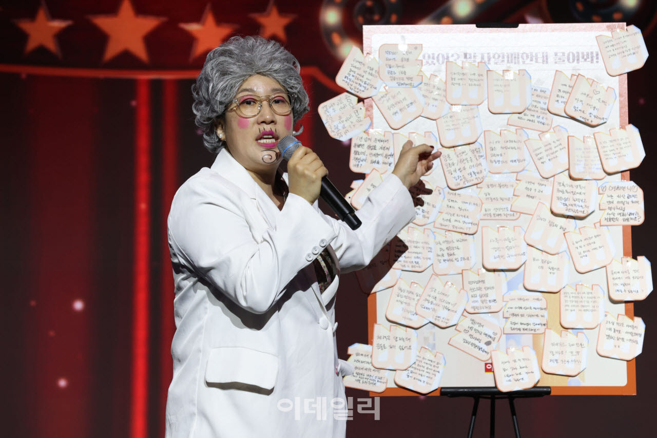 개그우먼 김영희가 21일 서울 영등포구 콘래드 서울에서 열린 '제15회 이데일리 W페스타'에서 'WConcert : 말자쇼' 공연을 하고 있다. (사진=이영훈 기자)