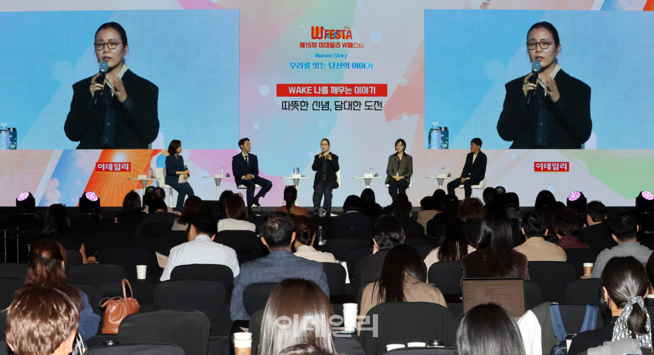 [이데일리 방인권 기자] (왼쪽부터) 박에스더 KBS 기자와 김경훈 웨이크(산스) 대표, 유정은 마보 대표, 김민지 시놀 대표, 장민후 라이프엑스 대표가 21일 서울 영등포구 콘래드 서울에서 열린 '제15회 이데일리 W페스타'에서 '따듯한 신념, 담대한 도전'이란 주제로 토론을 하고 있다. 올해로 15회를 맞은 이데일리 W페스타는 ‘우리를 잇는 당신의 이야기’란 주제로 한 사람의 진솔한 경험이 다른 사람에게 닿아 공감을 만들고, 그 공감이 사람과 사람을 이어 세상을 조금 더 따뜻하게 만들 수 있다는 의미로 진행된다.