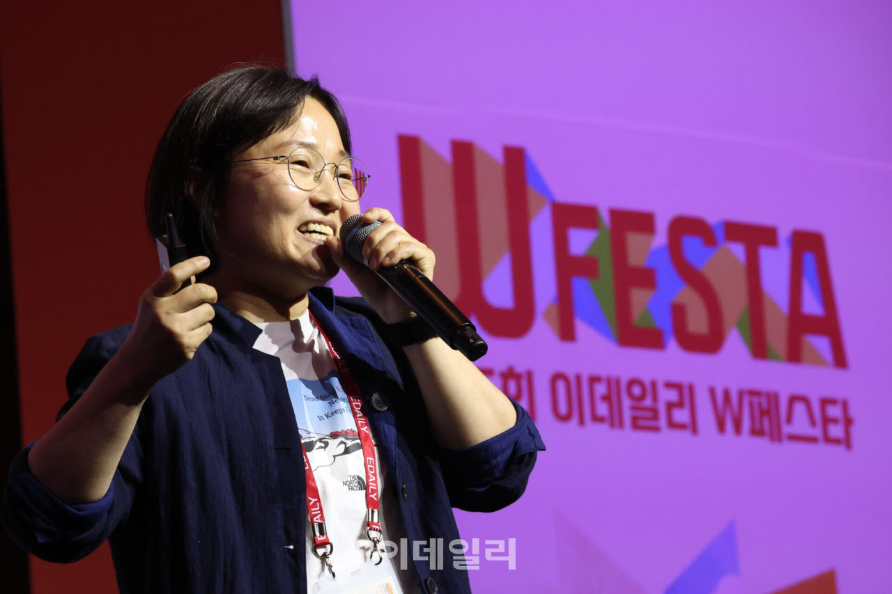 산악인 김영미(노스페이스 애슬리트팀 소속)가 21일 서울 영등포구 콘래드 서울에서 열린 '제15회 이데일리 W페스타'에서 '남극 1786km, 무엇이 나를 걷게 했나'를 주제로 강연하고 있다.(사진=이영훈 기자)