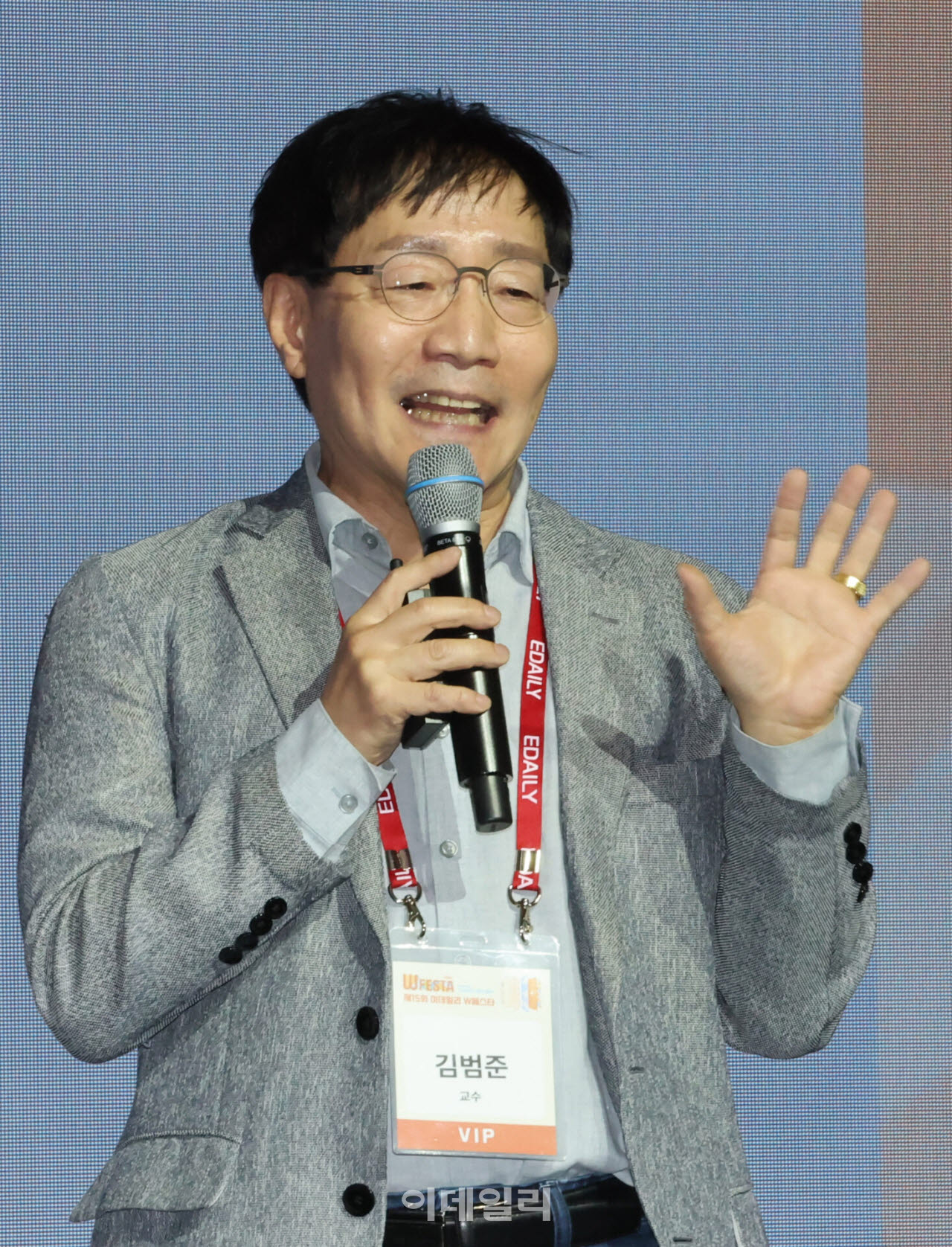 김범준 성균관대학교 물리학과 교수가 21일 서울 영등포구 콘래드 서울에서 열린 '제15회 이데일리 W페스타'에서 'AI가 모르는 우리의 이야기'란 주제로 강연을 하고 있다.(사진=이데일리 방인권 기자)