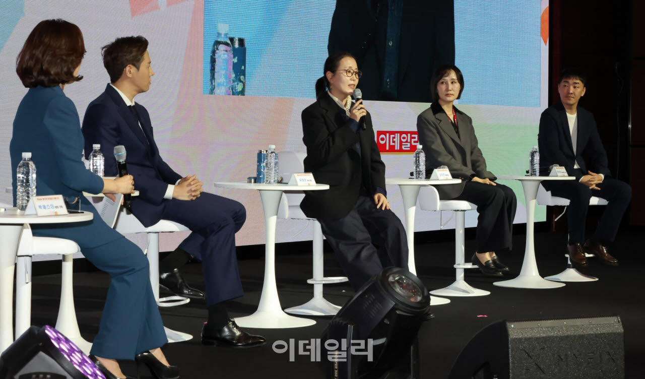 박에스터 KBS 기자와 김경훈 웨이크(산스) 대표, 유정은 마보 대표, 김민지 시놀 대표, 장민후 라이프엑스 대표(왼쪽부터)가 21일 서울 영등포구 콘래드 서울에서 열린 '제15회 이데일리 W페스타'에서 '따듯한 신념, 담대한 도전'이란 주제로 토론을 하고 있다. (사진=방인권 기자)