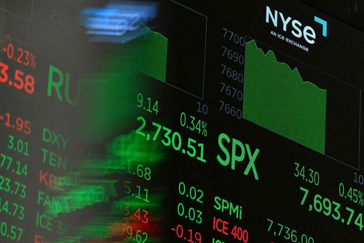 지난 19일(현지시간) 미국 뉴욕 뉴욕증권거래소(NYSE) 개장 당시 거래 관련 수치가 전광판에 표시돼 있다. (사진=AFP)