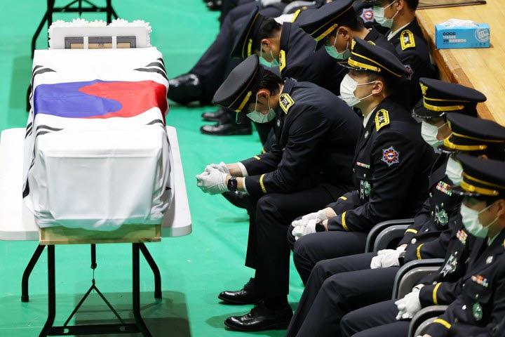 지난 4월 전남 완도군 농어민문화체육센터에서 열린 고 박승원 소방경·노태영 소방교의 영결식에서 소방관들이 눈물을 흘리고 있다.(사진=연합뉴스)