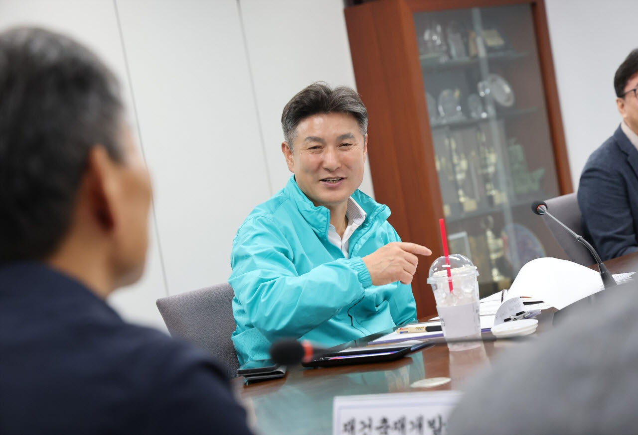김동욱 도봉구청장이 15일 도봉구청 간송홀에서 지역 내 15개 재건축·재개발 대표자들과 이야기를 나누고 있다. (사진=도봉구)