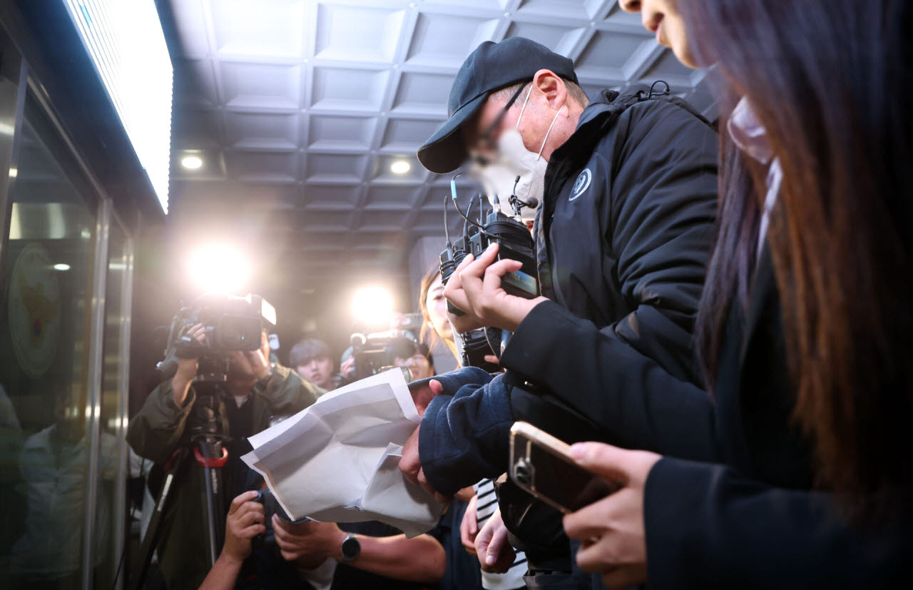 역삼동 빌딩 2곳 방화 혐의로 체포된 용의자 70대 남성이 20일 서울 강남구 수서경찰서로 압송되고 있다. (사진=뉴시스)