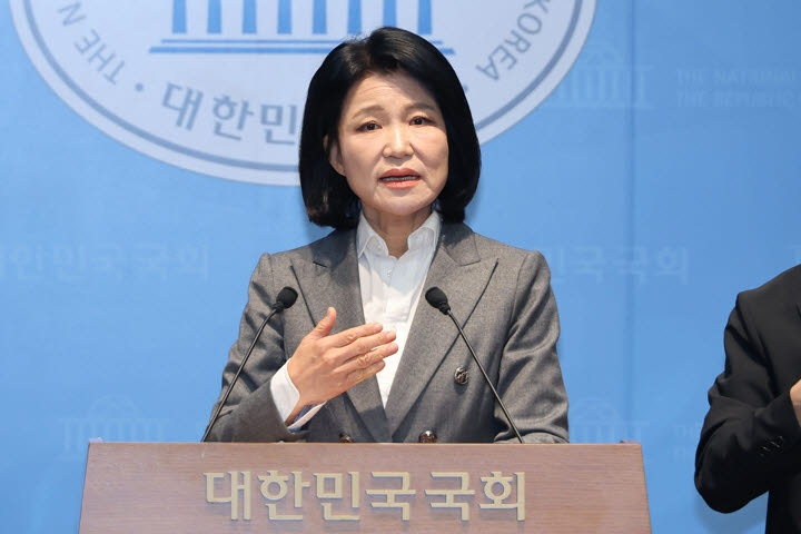국회 과학기술정보방송통신위원회 소속 이진숙 국민의힘 의원이 22일 국회 소통관에서 기자회견을 열고 전날 헌법재판소의 국정감사 제척 관련 가처분 일부 인용과 관련한 입장을 밝히고 있다. (사진=연합뉴스)