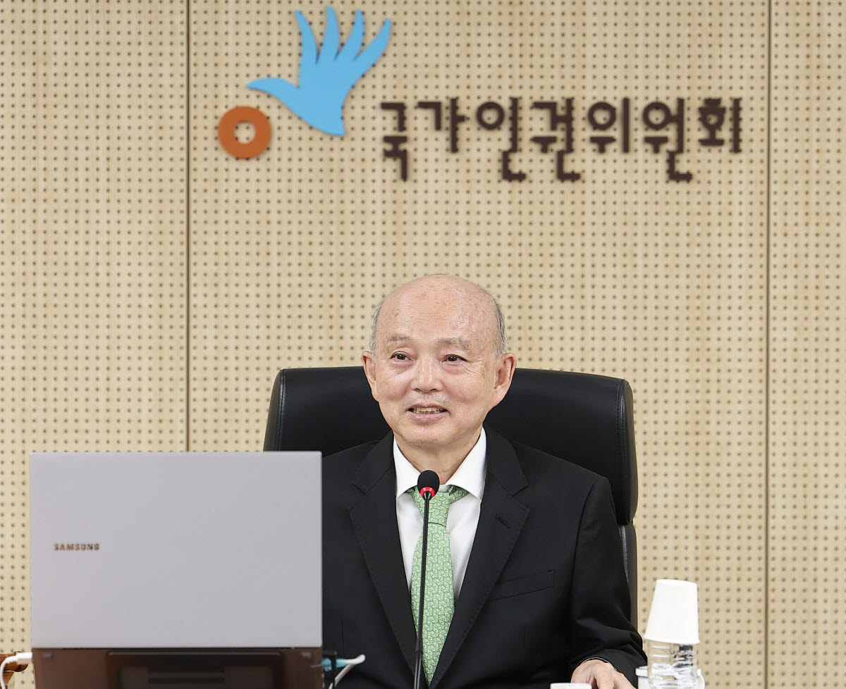지난 12일 안창호 국가인권위원장이 서울 중구 국가인권위원회에서 열린 제17차 전원위원회 시작에 앞서 참석 위원들과 대화하고 있다. (사진=연합뉴스)