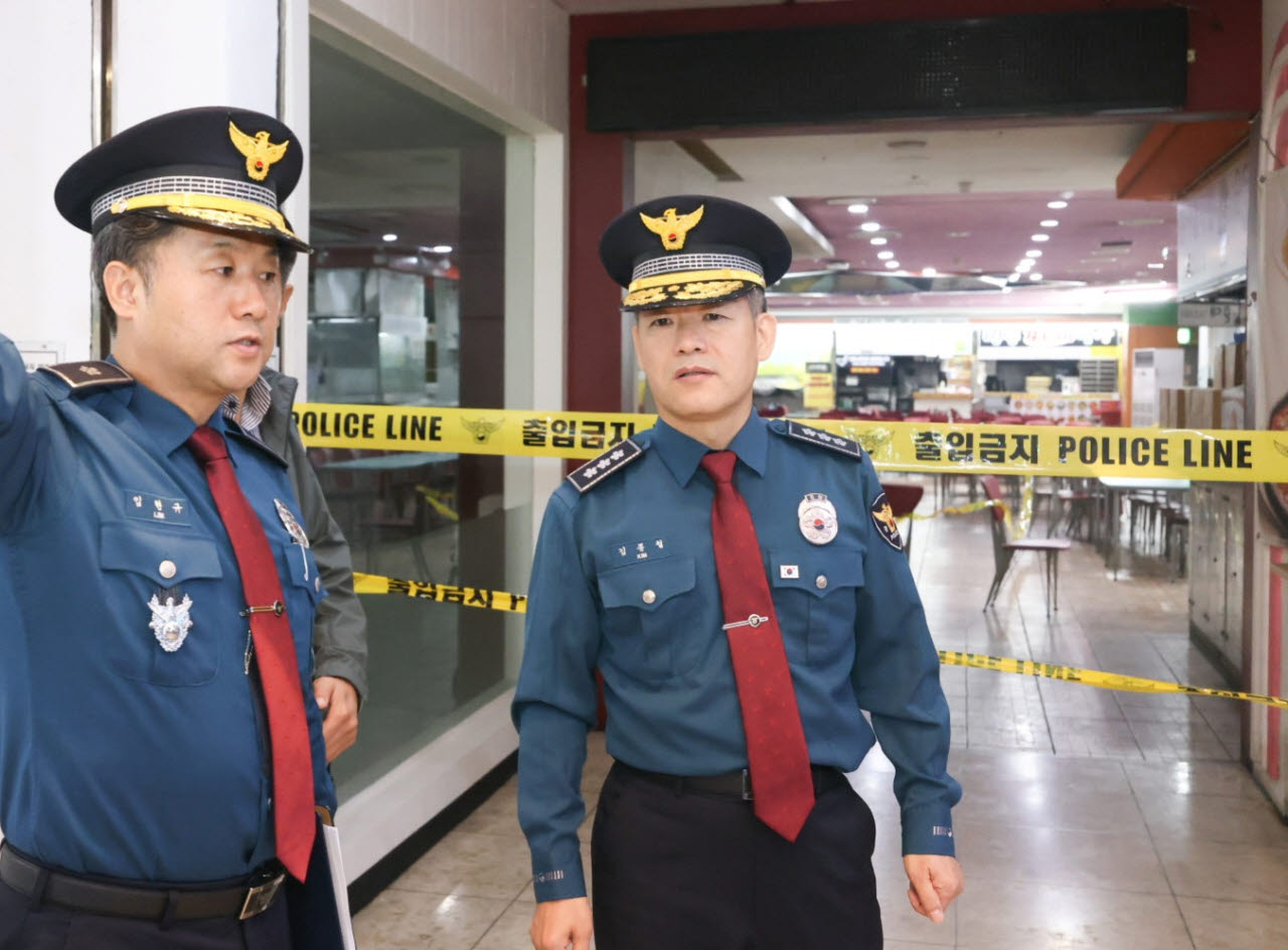 김종철 경찰청장 대행이 지난 13일 인천 흉기난동 발생 현장을 찾아 점검하고 있다. (사진=경찰청 제공)