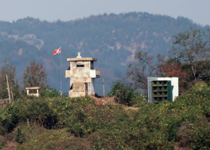 지난 20일 경기도 파주시 접경지역에서 바라본 북한 임진강변에 설치된 북한 대남 확성기[연합뉴스 제공]