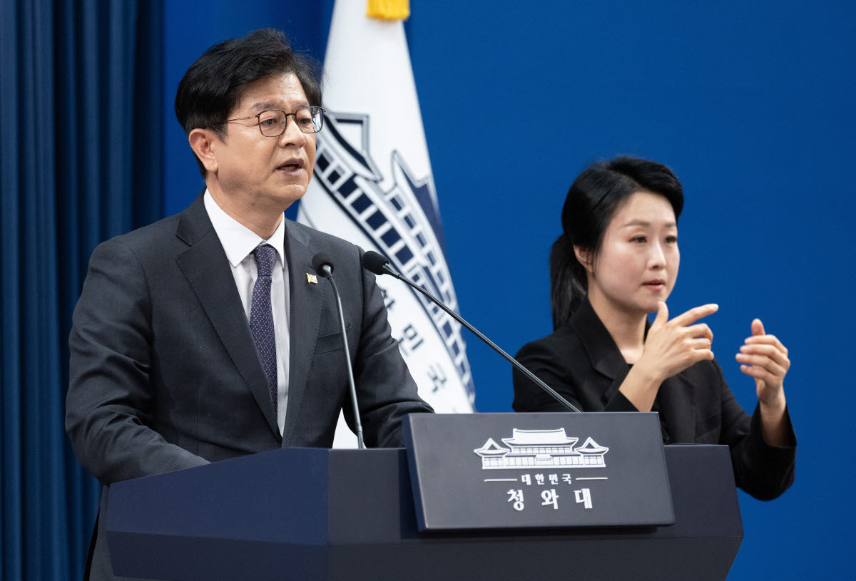 성기홍 홍보소통수석이 1일 청와대 기자회견장에서 인사 관련 브리핑을 하고 있다.(사진=연합뉴스)