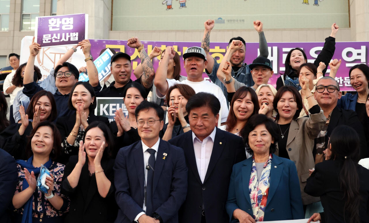 지난해 9월 서울 여의도 국회 본청 계단에서 열린 문신사법 본회의 통과 관련 기자회견에서 박주민 더불어민주당 의원과 임보란 대한문신사중앙회 회장 등 참석자들이 환호하고 있다.(사진=뉴시스)