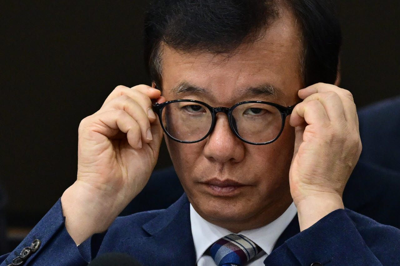 [이데일리 방인권 기자] 김원준 한국공항공사 사장이 22일 인천 영종구 인천국제공항공사에서 열린 국회 국토교통위원회의 인천국제공항공사, 한국공항공사 등에 대한 국정감사에 출석해 안경을 고쳐쓰고 있다.