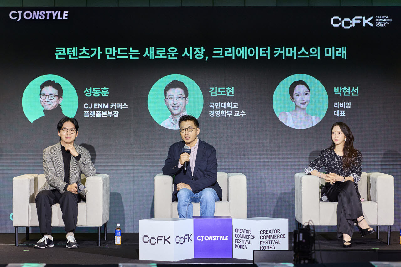 22일 서울 코엑스에서 열린 ‘크리에이터 커머스 페스티벌 코리아(CCFK) 2026' 미디어데이에서 게스트 토크가 진행되고 있다. 성동훈 CJ ENM 커머스 부문 플랫폼본부장, 김도현 국민대 경영학부 교수, 박현선 라비앙 대표(왼쪽부터)(사진=CJ온스타일)