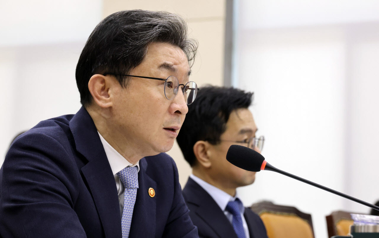 이억원 금융위원장이 지난 8일 국회 정무위원회에서 열린 금융위원회 등에 대한 국정감사에서 위원들의 질의에 답하고 있다. (사진=연합뉴스)