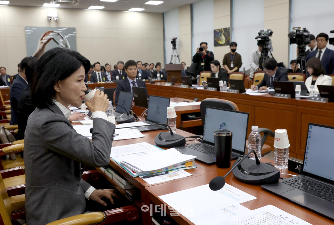 [포토]국정감사, '물 마시는 이진숙 의원'